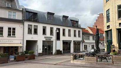 258 m2 café- eller butikslokale på Næstveds populære cafétorv
